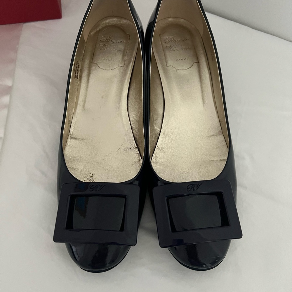 Roger Vivier Navy Blue Patent Leather Heels with Elegant Design